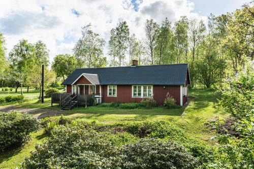 Nice cottage in Knared close to nature